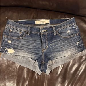 Women’s jean shorts in size 28